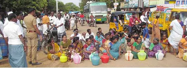 The people stormed the road to the demolition of the people drinking water in keramangalam